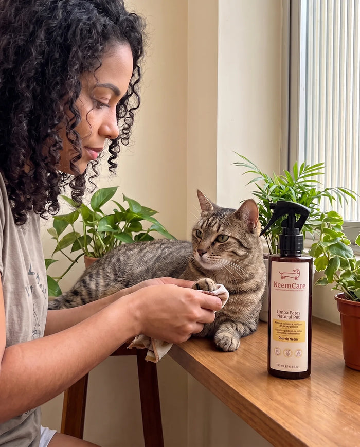 Cliente real com Limpa Patas Natural para Cães e Gatos com Óleo de Neem | NeemCare