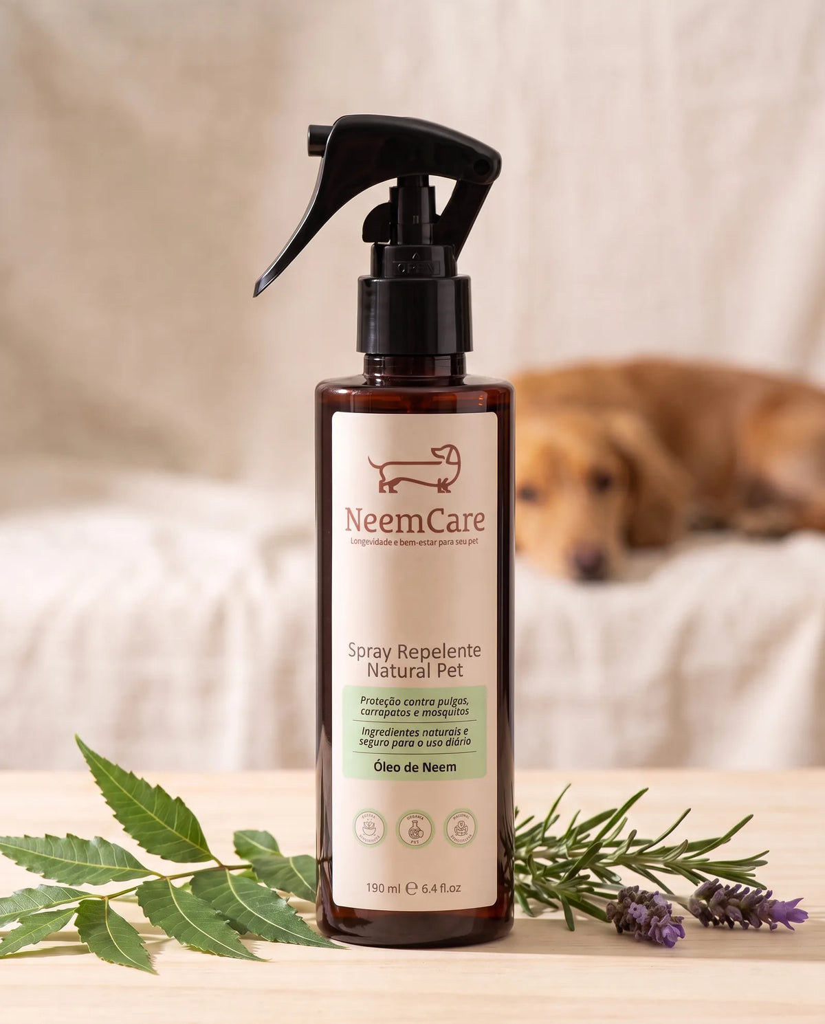 Frasco do Repelente NeemCare sobre madeira clara, ao lado de folhas de neem, alecrim e lavanda