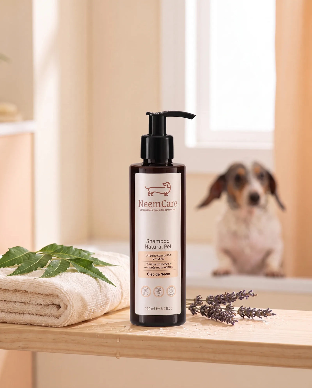 Frasco do Shampoo NeemCare na borda da banheira, com toalha macia e folhas de neem